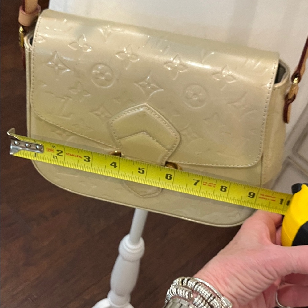 Louis Vuitton Monogram crossbody Vernis Bellflower GM bag - Picture 11 of 13